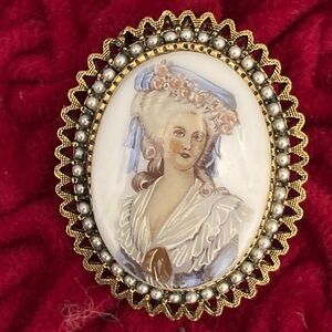 Vintage Cameo Brooch with Gold and Pearl Accents
